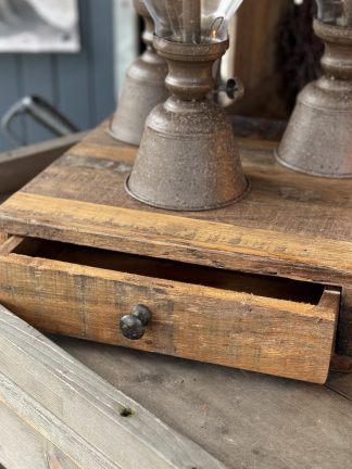 Stoere robuuste houten koffielade