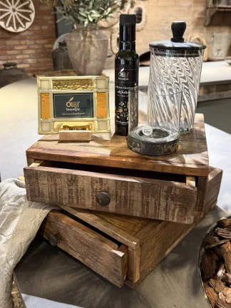 Stoere robuuste houten koffielade