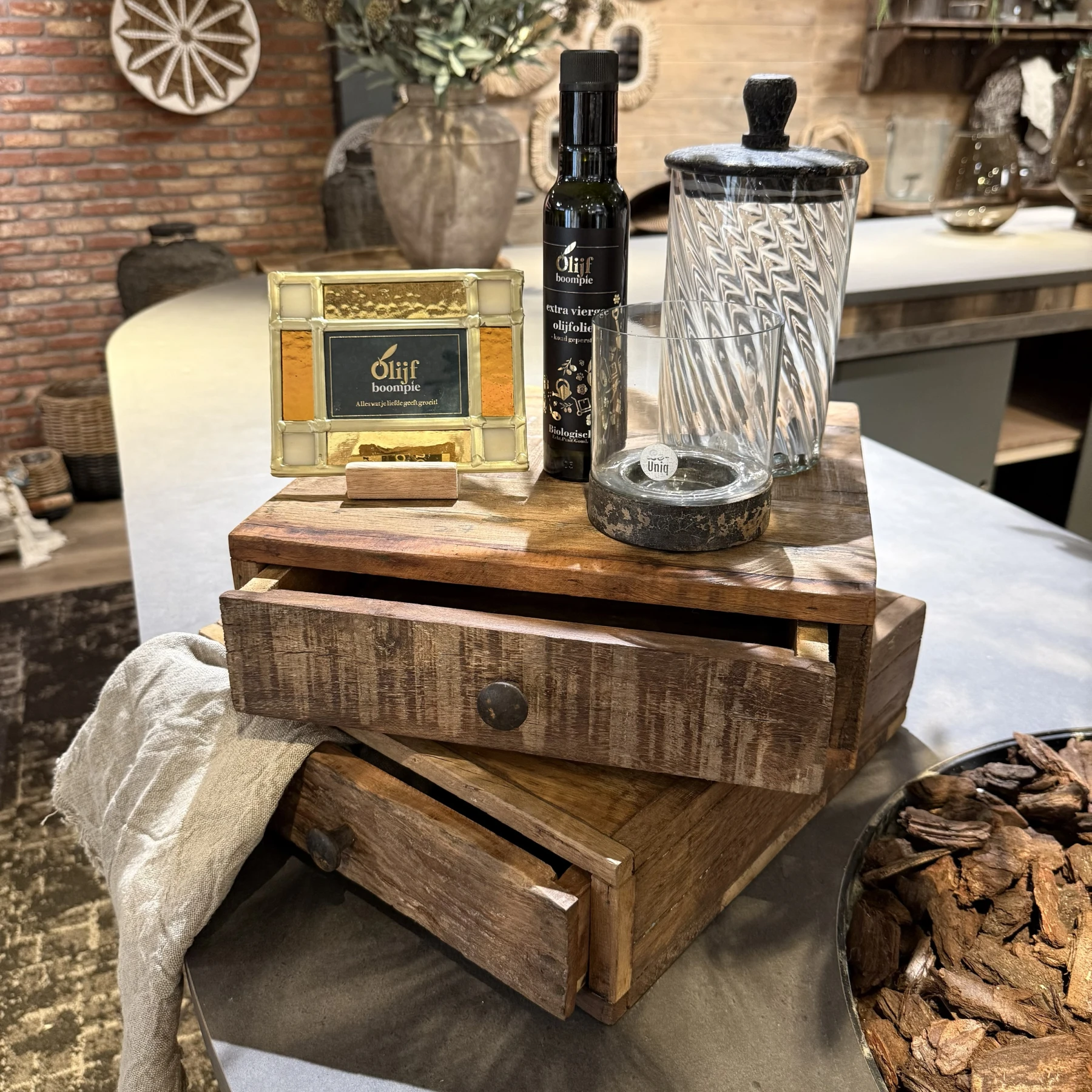 Stoere robuuste houten koffielade