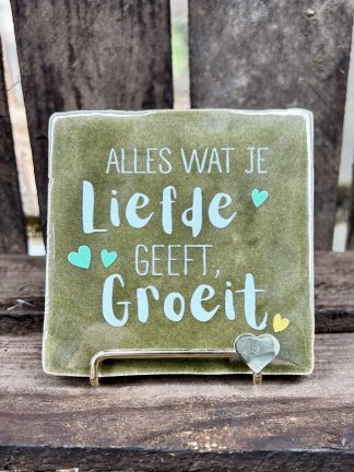 Tegeltje Alles wat je liefde geeft groeit (groen)