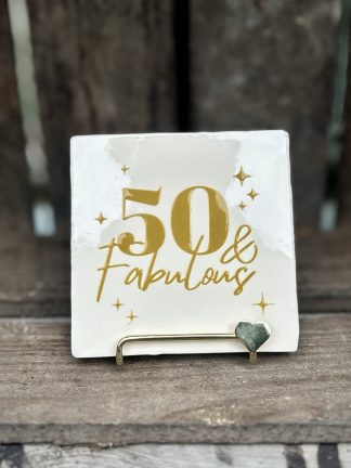 Tegeltje 50 en Fabulous (beige)