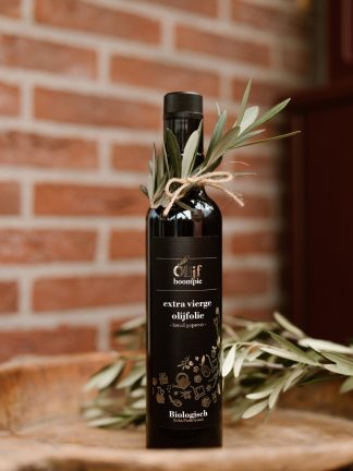 Onze olijfolie uit Puglia wordt geproduceerd in het zonnige zuiden van Italië, waar eeuwenoude olijfbomen en een ideaal mediterraan klimaat zorgen voor een uitzonderlijke kwaliteit. Deze extra vierge olijfolie is volledig koudgeperst, zodat de pure smaak en voedingsstoffen optimaal behouden blijven. We werken uitsluitend met biologische olie uit zorgvuldig beheerde boomgaarden in Zuid-Italië, waar ambacht en traditie nog centraal staan. Het resultaat is een rijke, aromatische olijfolie met een volle, frisse smaak — rechtstreeks uit Puglia naar jouw keuken.