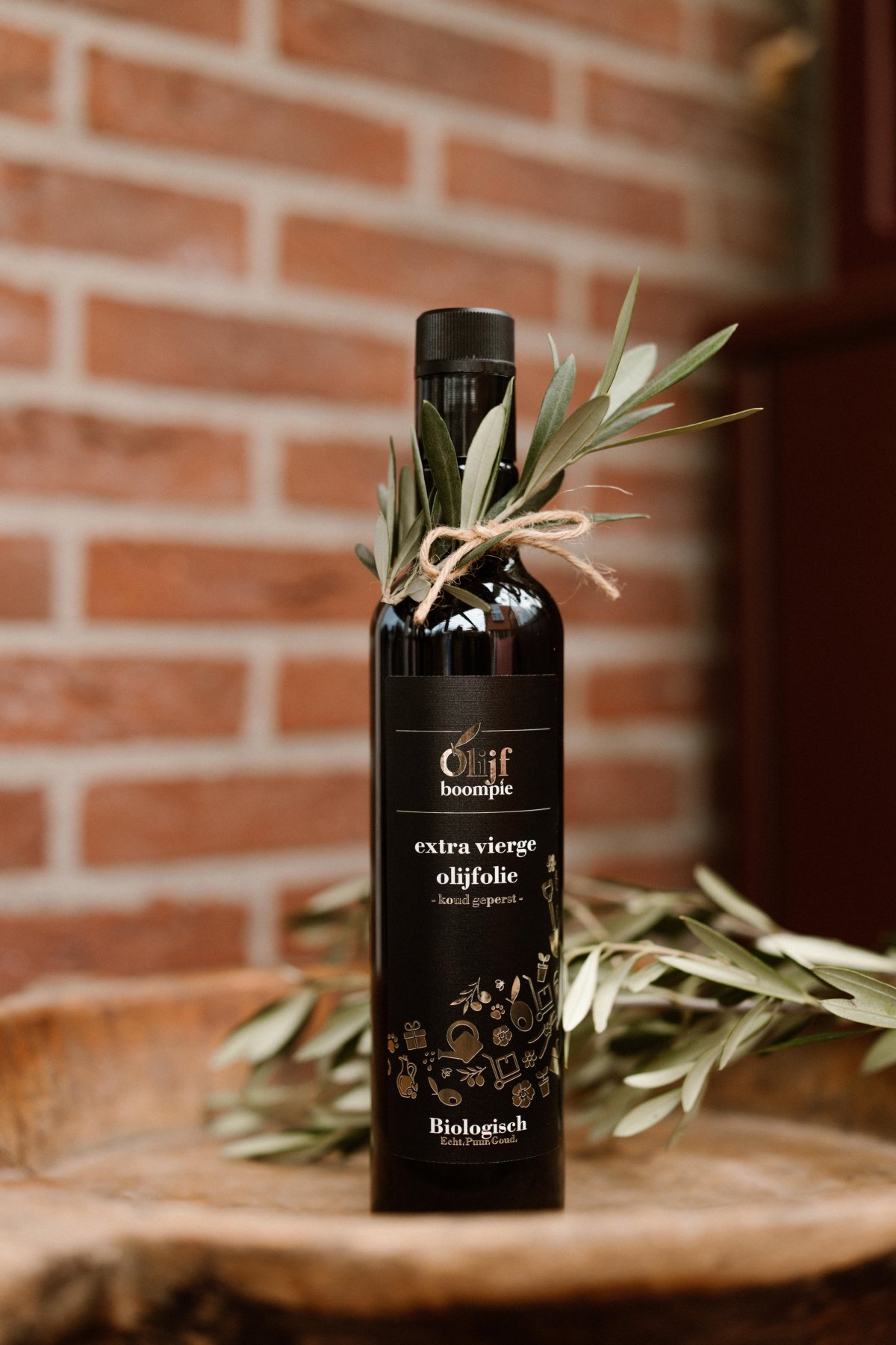 Onze olijfolie uit Puglia wordt geproduceerd in het zonnige zuiden van Italië, waar eeuwenoude olijfbomen en een ideaal mediterraan klimaat zorgen voor een uitzonderlijke kwaliteit. Deze extra vierge olijfolie is volledig koudgeperst, zodat de pure smaak en voedingsstoffen optimaal behouden blijven. We werken uitsluitend met biologische olie uit zorgvuldig beheerde boomgaarden in Zuid-Italië, waar ambacht en traditie nog centraal staan. Het resultaat is een rijke, aromatische olijfolie met een volle, frisse smaak — rechtstreeks uit Puglia naar jouw keuken.