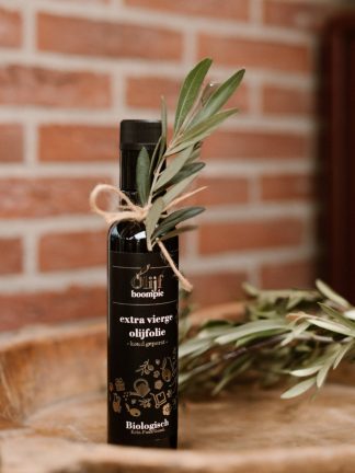 Onze olijfolie uit Puglia wordt geproduceerd in het zonnige zuiden van Italië, waar eeuwenoude olijfbomen en een ideaal mediterraan klimaat zorgen voor een uitzonderlijke kwaliteit. Deze extra vierge olijfolie is volledig koudgeperst, zodat de pure smaak en voedingsstoffen optimaal behouden blijven. We werken uitsluitend met biologische olie uit zorgvuldig beheerde boomgaarden in Zuid-Italië, waar ambacht en traditie nog centraal staan. Het resultaat is een rijke, aromatische olijfolie met een volle, frisse smaak — rechtstreeks uit Puglia naar jouw keuken.