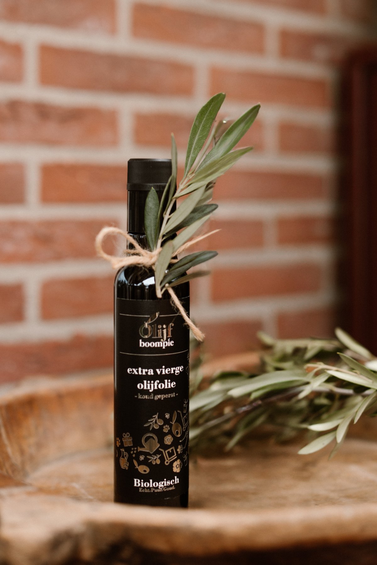 Onze olijfolie uit Puglia wordt geproduceerd in het zonnige zuiden van Italië, waar eeuwenoude olijfbomen en een ideaal mediterraan klimaat zorgen voor een uitzonderlijke kwaliteit. Deze extra vierge olijfolie is volledig koudgeperst, zodat de pure smaak en voedingsstoffen optimaal behouden blijven. We werken uitsluitend met biologische olie uit zorgvuldig beheerde boomgaarden in Zuid-Italië, waar ambacht en traditie nog centraal staan. Het resultaat is een rijke, aromatische olijfolie met een volle, frisse smaak — rechtstreeks uit Puglia naar jouw keuken.