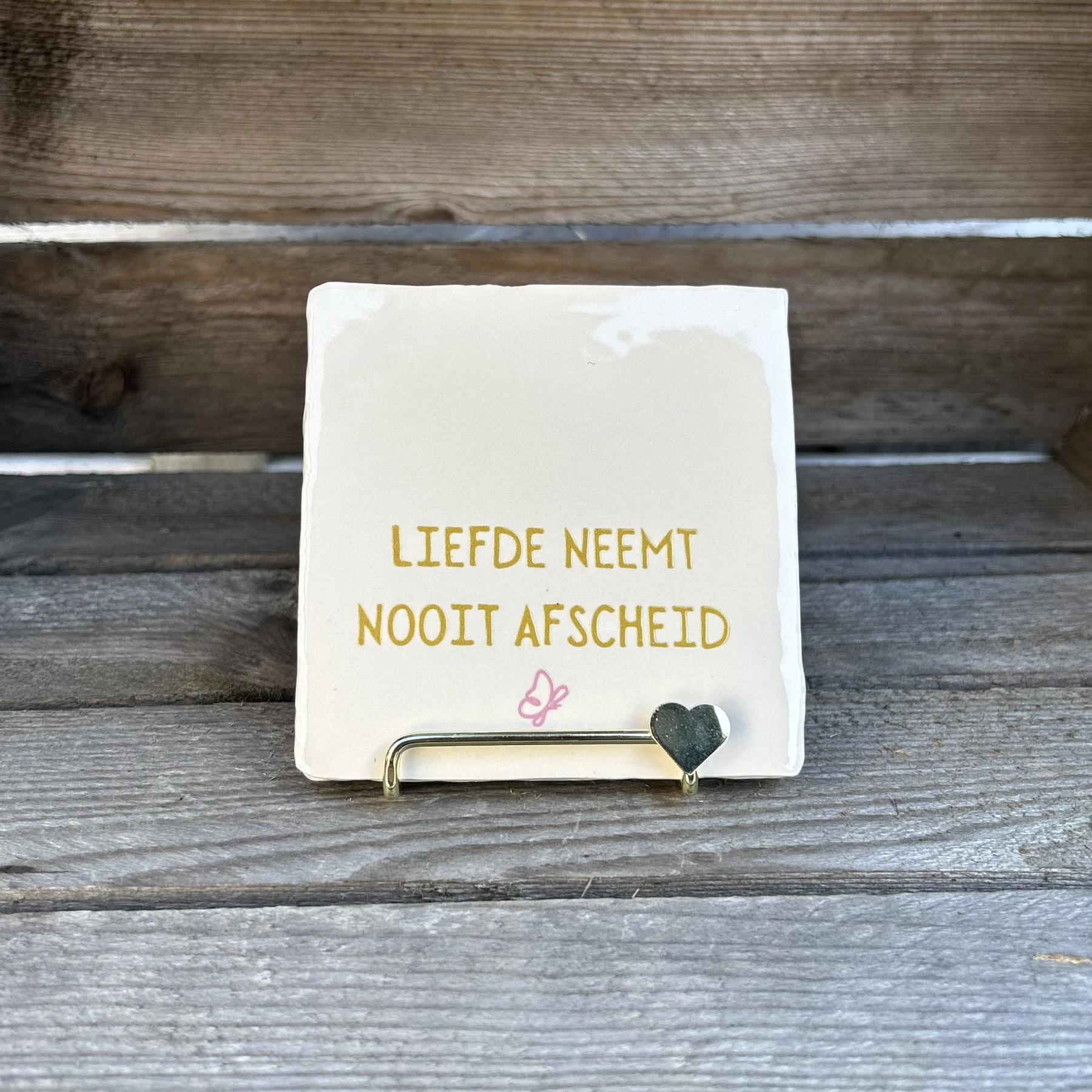 Tegeltje Liefde neemt nooit afscheid (roze vlinder)