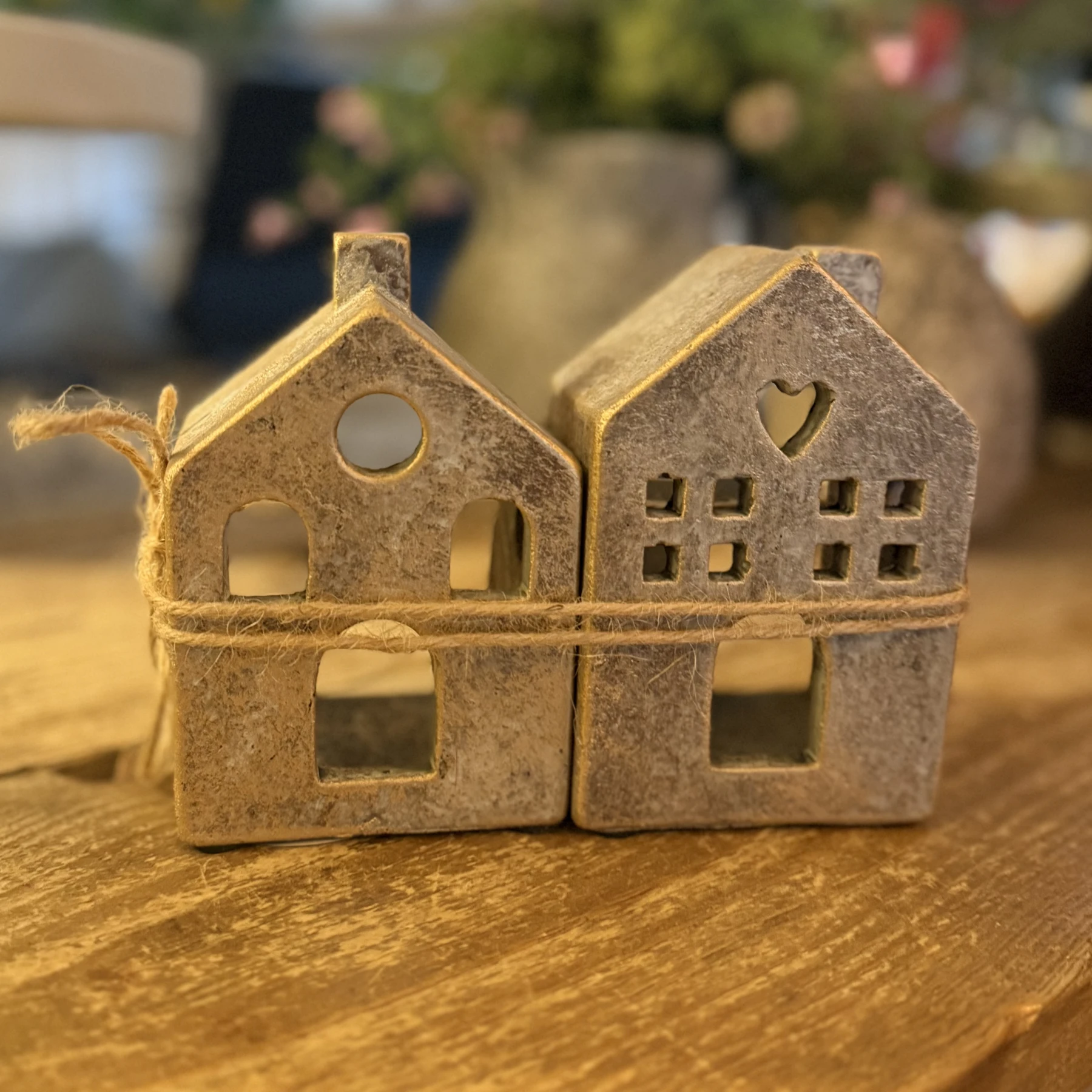 π β¨ Set van 2 Gouden Stenen Huisjes β Waxinelichthouders β 8x6x12 cm - Afbeelding 2