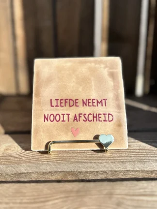 Tegeltje Liefde neemt nooit afscheid beige/roze