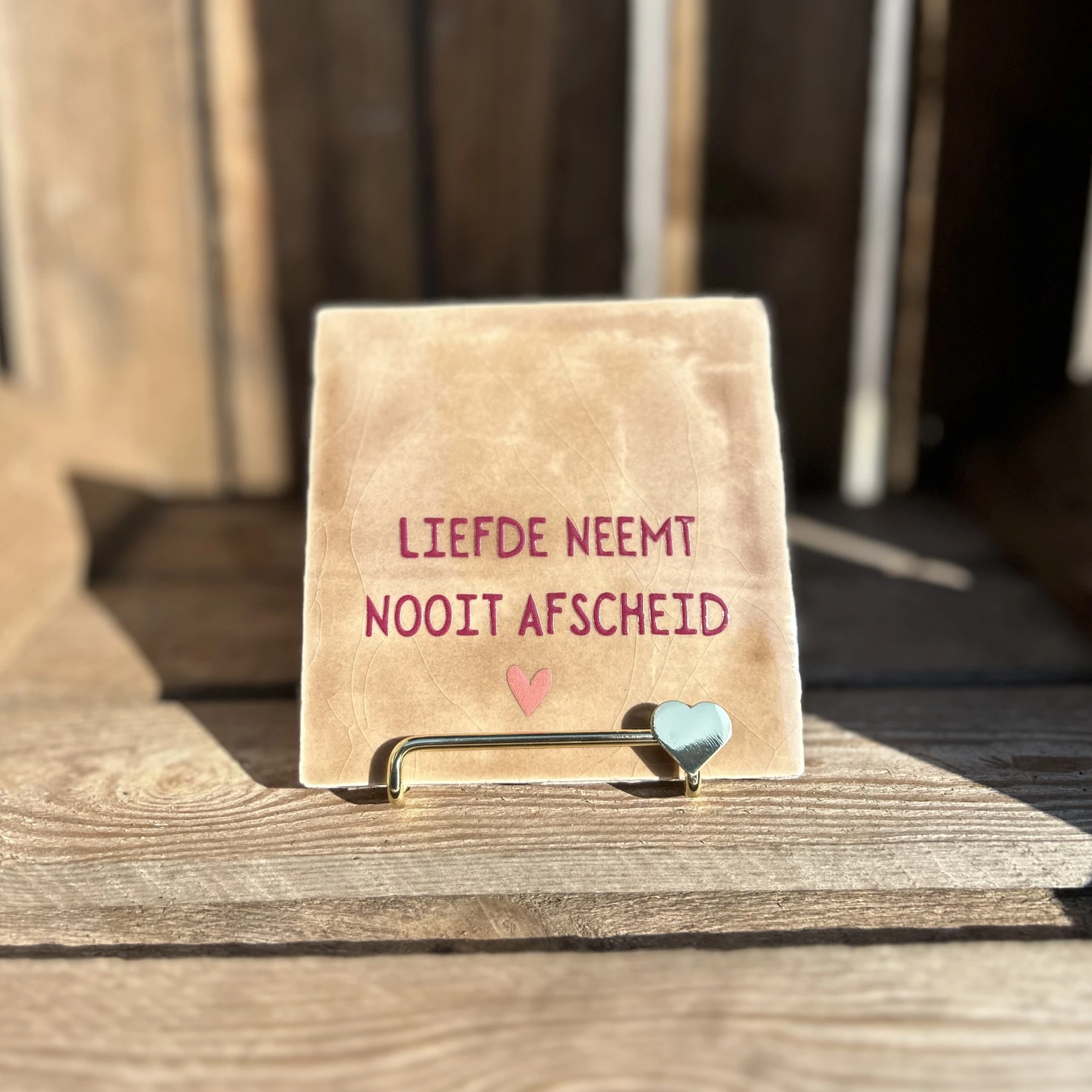 Tegeltje Liefde neemt nooit afscheid beige/roze