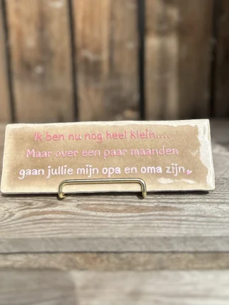 Ik ben nu nog heel klein.... / beige (Langwerpig tegeltje)