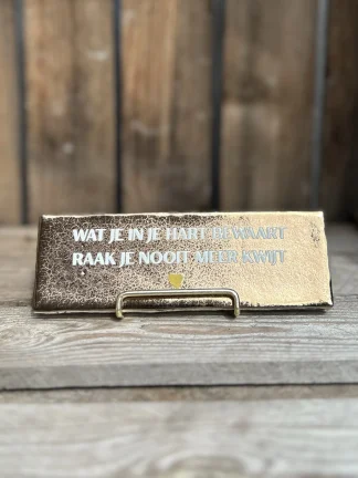 Wat je in je hart bewaart raak je nooit meer kwijt / brons (Langwerpig tegeltje)
